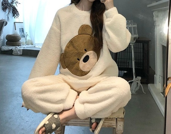 Модерна дамска пижама с апликация