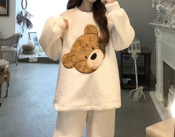 Модерна дамска пижама с апликация