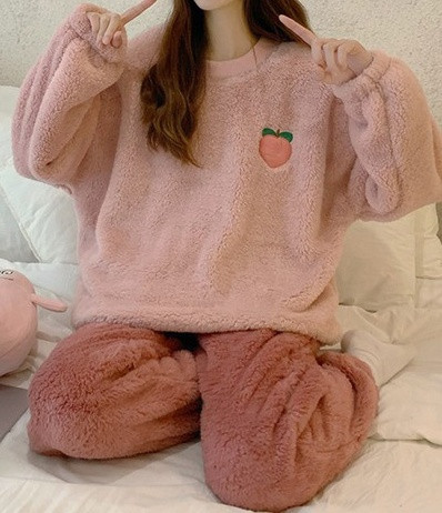 Дамска пижама изчистен модел с апликация