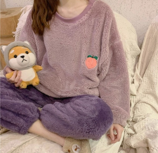 Дамска пижама изчистен модел с апликация