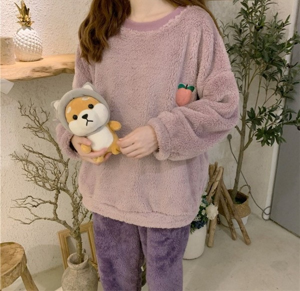 Дамска пижама изчистен модел с апликация