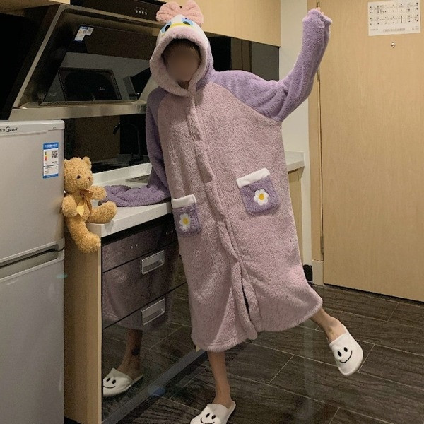 Дамски актуален халат с 3D елемент и джобове 