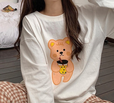 Дамска пижама включващ кариран дълъг панталон и блуза с апликация