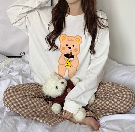 Дамска пижама включващ кариран дълъг панталон и блуза с апликация