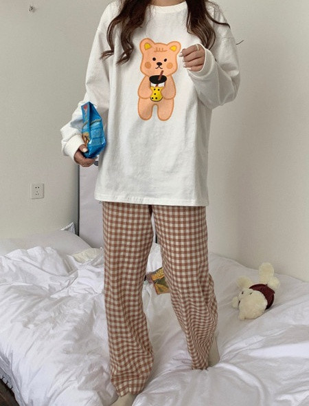 Дамска пижама включващ кариран дълъг панталон и блуза с апликация