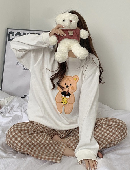 Дамска пижама включващ кариран дълъг панталон и блуза с апликация