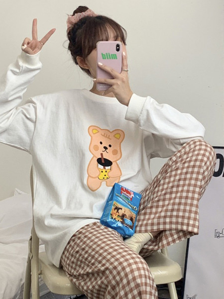 Дамска пижама включващ кариран дълъг панталон и блуза с апликация