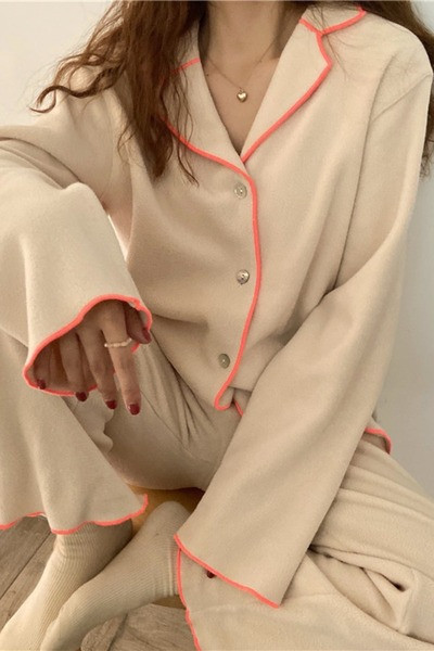 Актуална дамска пижама изчистен модел с шпиц деколте