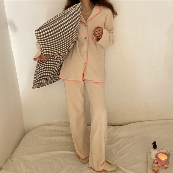 Актуална дамска пижама изчистен модел с шпиц деколте