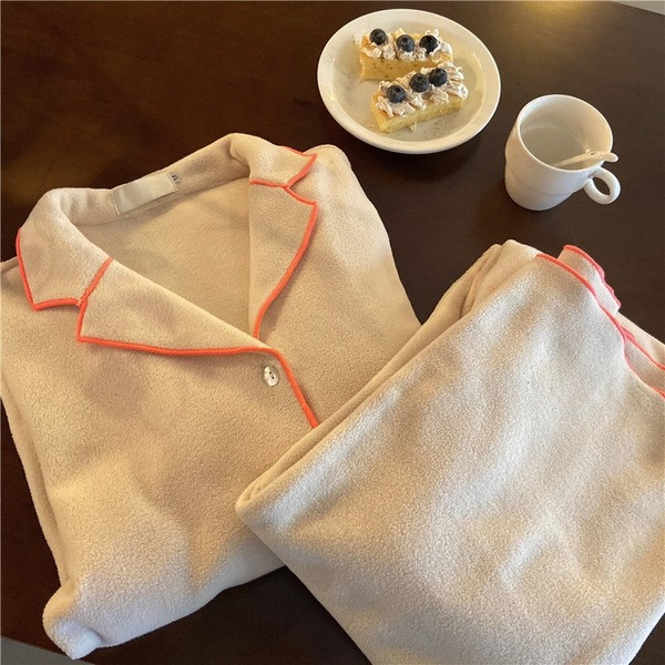 Актуална дамска пижама изчистен модел с шпиц деколте