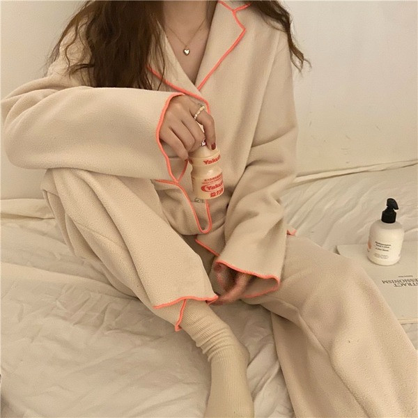 Актуална дамска пижама изчистен модел с шпиц деколте