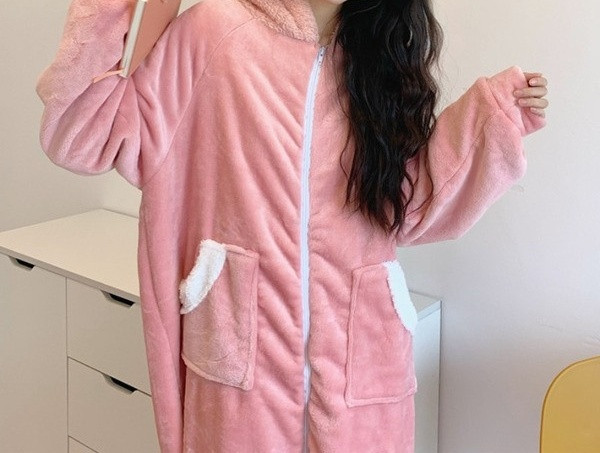 Дамска актуална пижама с качулка  и 3D елемент