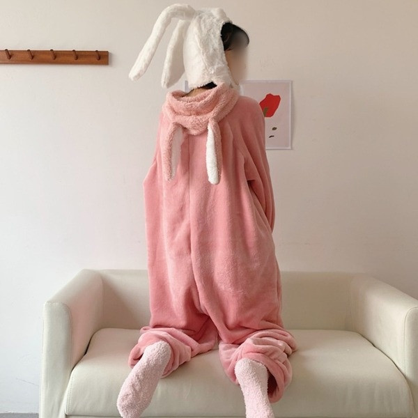 Дамска актуална пижама с качулка  и 3D елемент