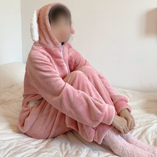 Дамска актуална пижама с качулка  и 3D елемент