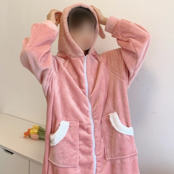 Дамска актуална пижама с качулка  и 3D елемент