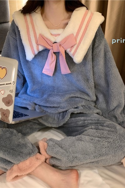 Дамска модерна пижама с шпиц деколте