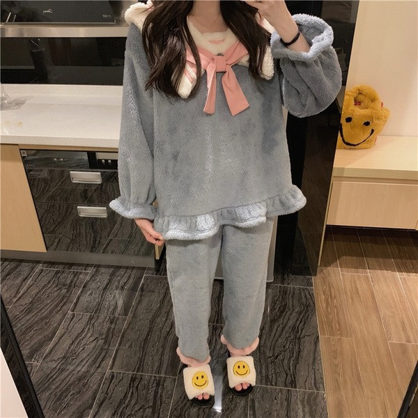 Дамска модерна пижама с шпиц деколте