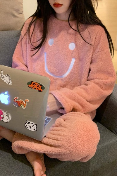 Дамска пижама изчистен модел с овално деколте