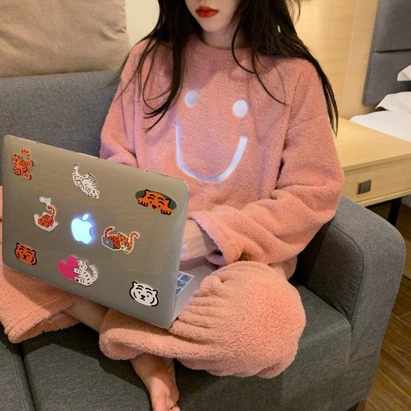 Дамска пижама изчистен модел с овално деколте