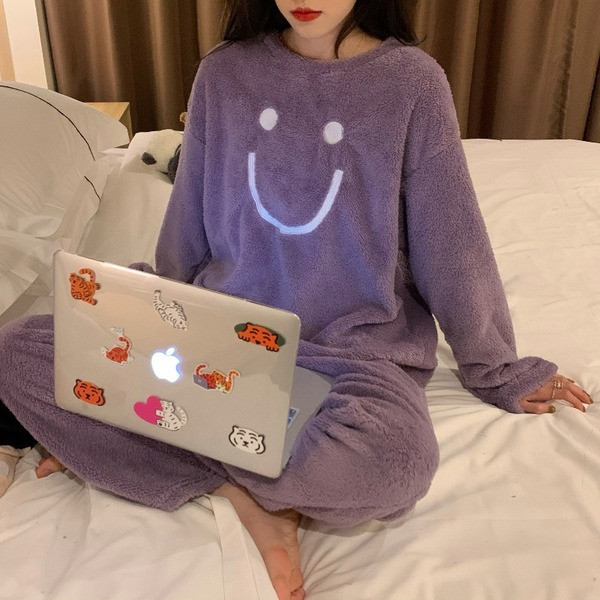 Дамска пижама изчистен модел с овално деколте