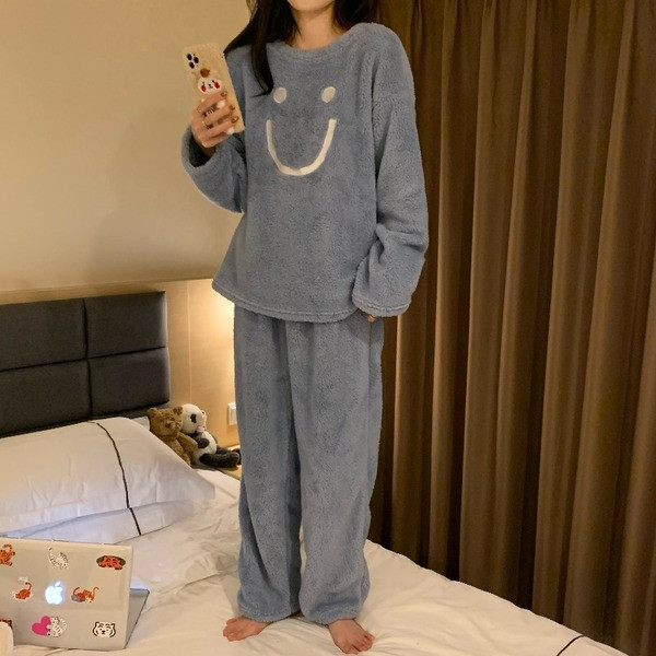 Дамска пижама изчистен модел с овално деколте