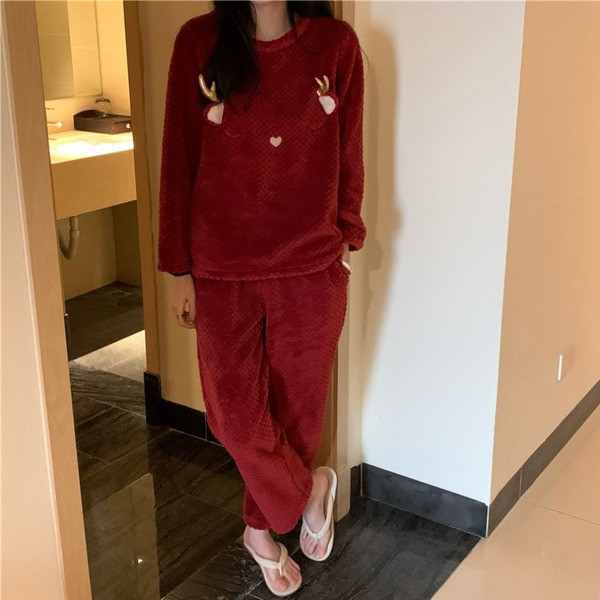 Дамска модерна пижама изчистен модел с 3D елемент