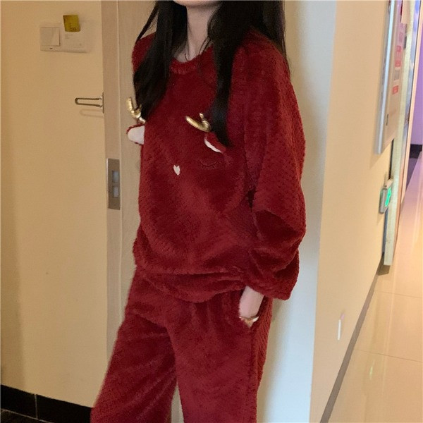 Дамска модерна пижама изчистен модел с 3D елемент