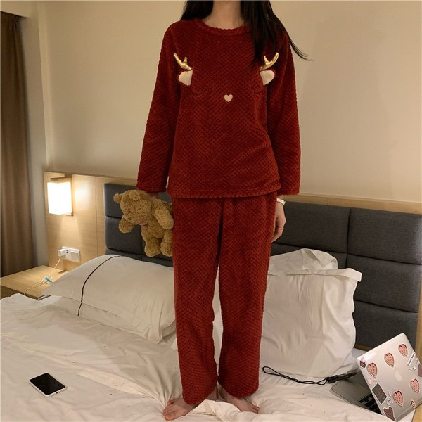 Дамска модерна пижама изчистен модел с 3D елемент