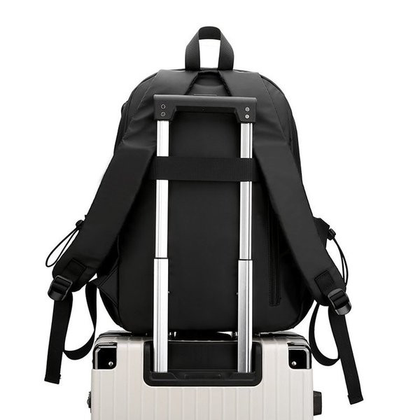 Ежедневна мъжка раница в  черен цвят