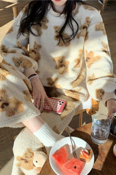 Дамска актуална пижама с овално деколте