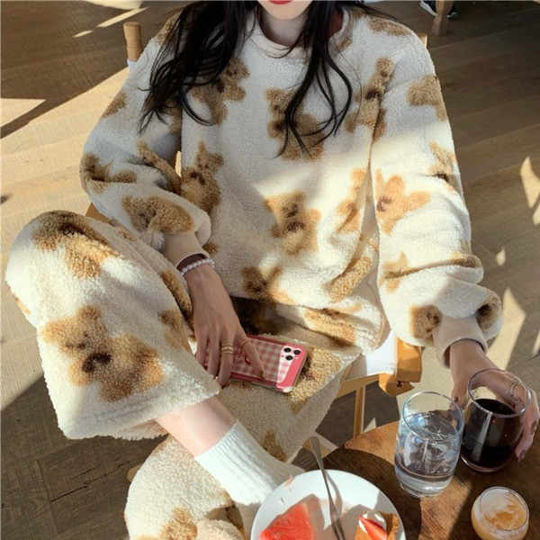 Дамска актуална пижама с овално деколте