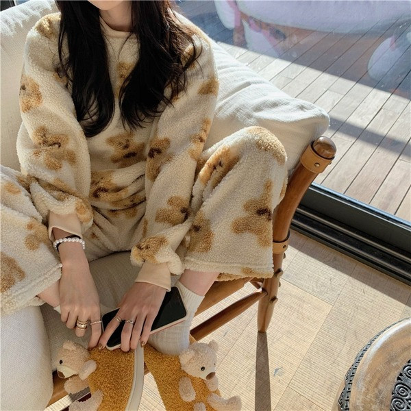 Дамска актуална пижама с овално деколте