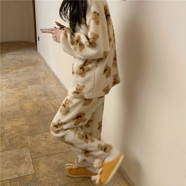 Дамска актуална пижама с овално деколте