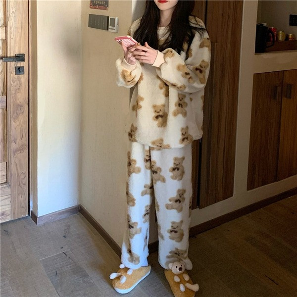 Дамска актуална пижама с овално деколте