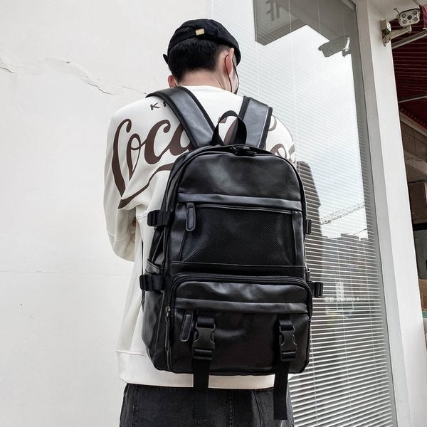 Мъжка ежедневна кожена раница с цип и преден джоб в черен цвят