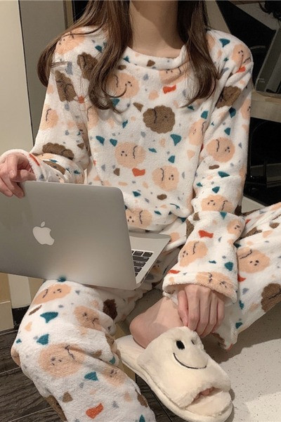 Дамска модерна дълга пижама с овално деколте