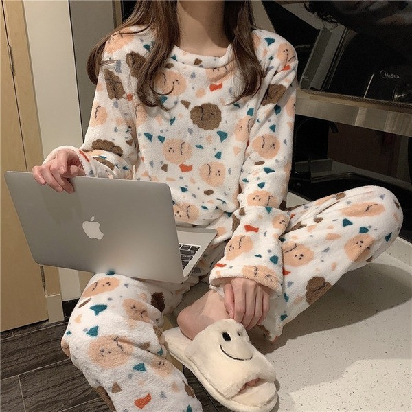 Дамска модерна дълга пижама с овално деколте