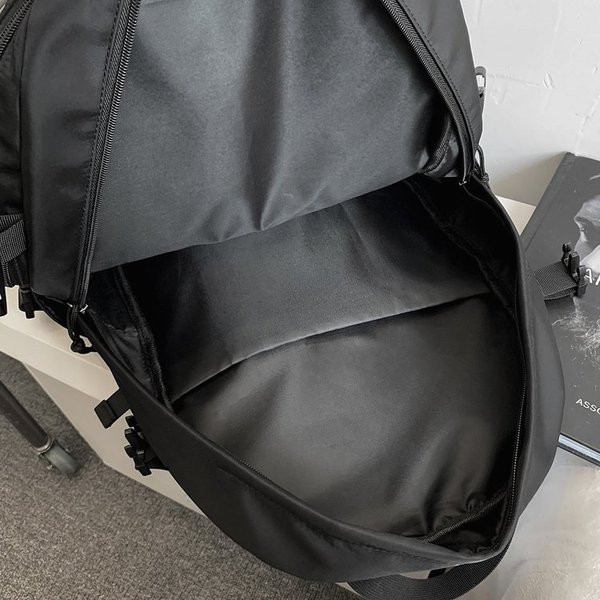 Ежедневна мъжка раница с предни джобове в черен цвят