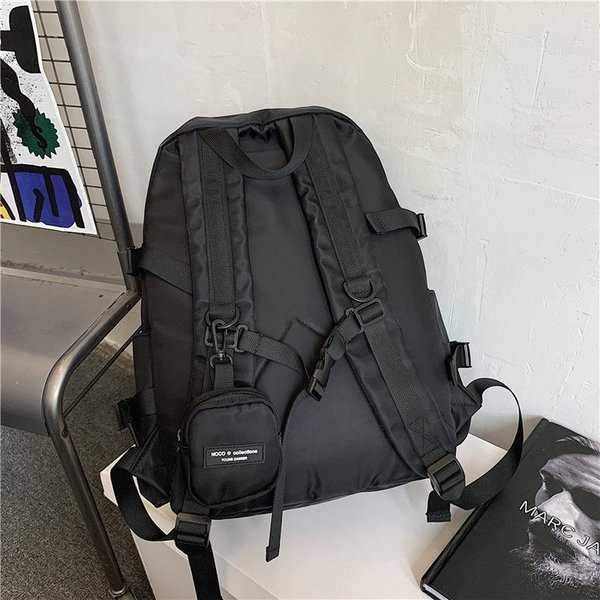 Ежедневна мъжка раница с предни джобове в черен цвят