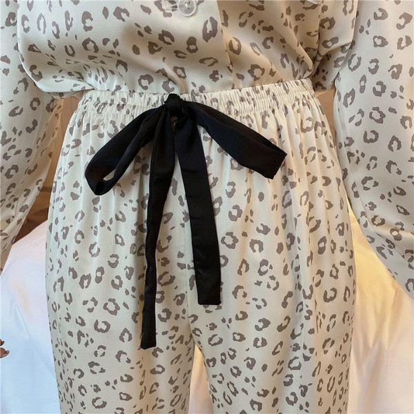 Дамска актуална пижама с шпиц деколте 