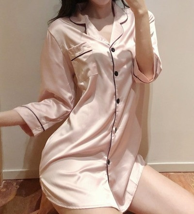 Дамска сатенена нощница с шпиц деколте