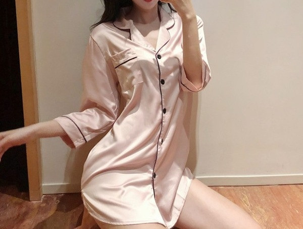 Дамска сатенена нощница с шпиц деколте