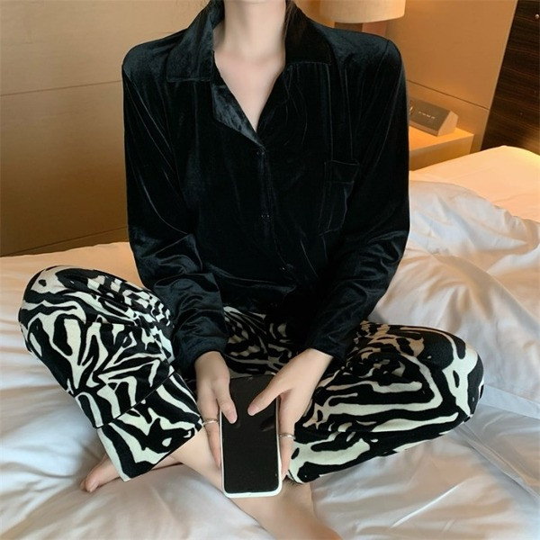 Стилна дамска пижама с джоб и шпиц деколте