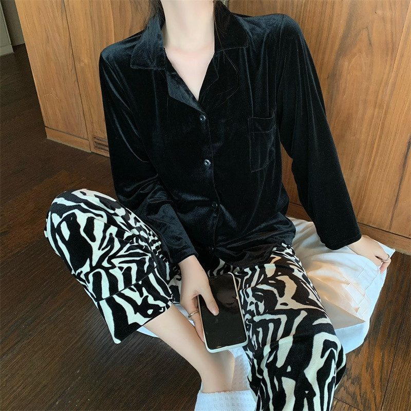 Стилна дамска пижама с джоб и шпиц деколте