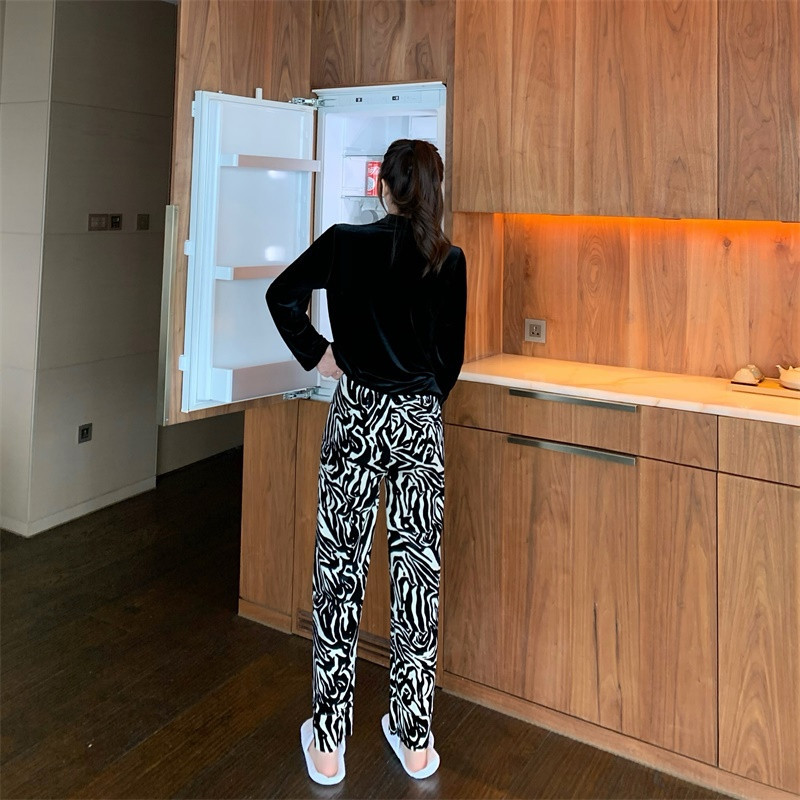 Стилна дамска пижама с джоб и шпиц деколте