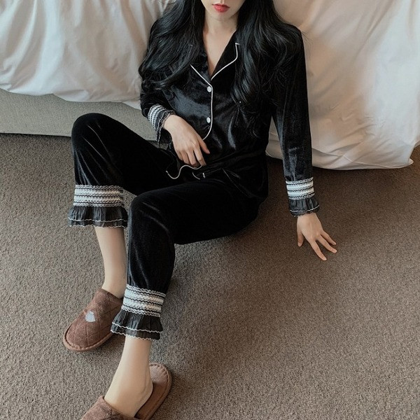 Дамска стилна пижама с шпиц деколте