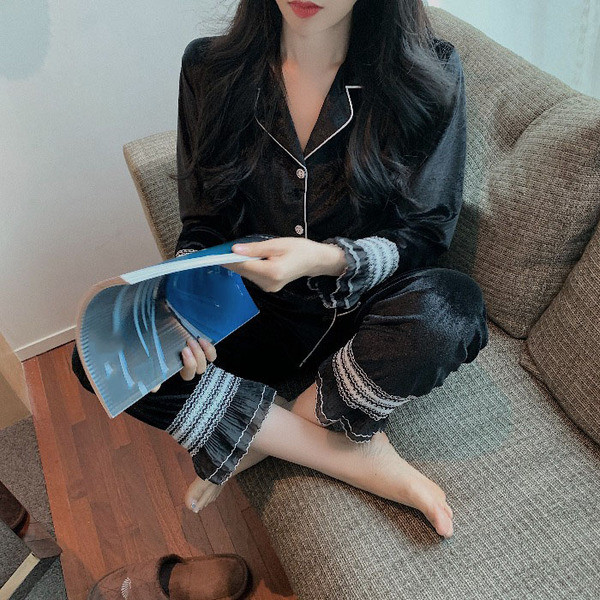 Дамска стилна пижама с шпиц деколте