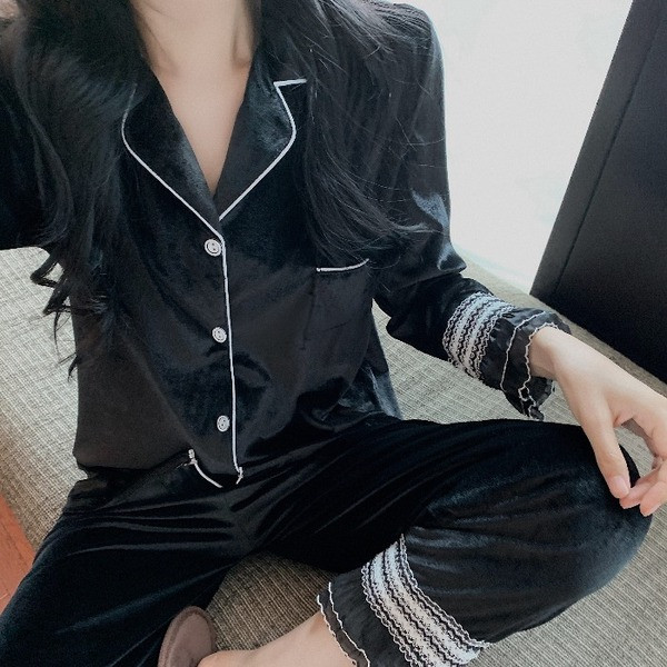 Дамска стилна пижама с шпиц деколте