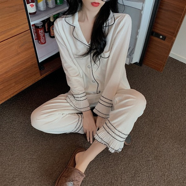 Дамска стилна пижама с шпиц деколте