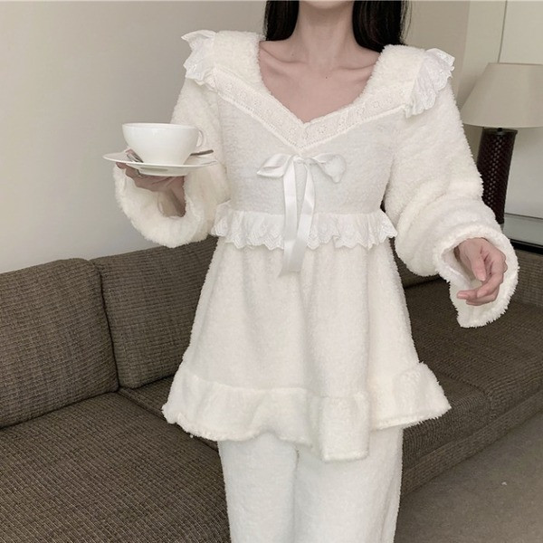 Дамска стилна пижама в бял цвят с шпиц деколте 